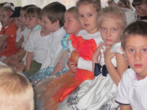 Сценарий утренника в детском саду «Осенняя история»