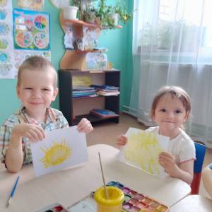 Конспект занятия по рисованию в младшей группе «Солнышко лучистое»