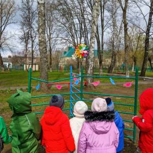Фотоотчёт о наблюдении за ветром с детьми средней группы