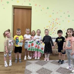 Коллективная работа по рисованию ладошками «День Земли» во второй младшей группе