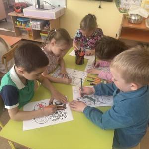 Конспект занятия по рисованию в средней группе на тему «Символы Победы»