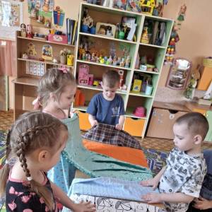 Конспект познавательно-исследовательской деятельности «Волшебные свойства ткани» в средней группе