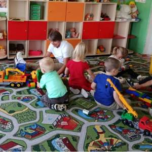 Игра с конструктором на полу «Свободные постройки» для детей 2–3 лет в период адаптации