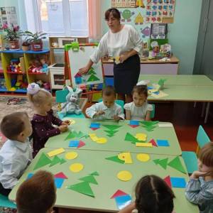 Конспект занятия по ФЭМП «В гостях у зайчика. Геометрические фигуры. Много — мало. Высокий — низкий» во второй младшей группе