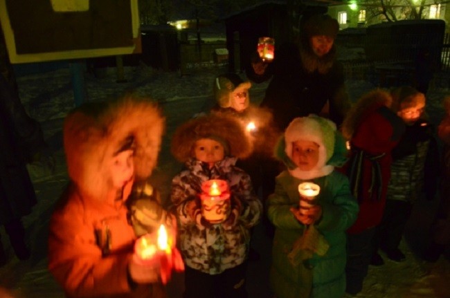 Восковая свеча Ребенок в ладони