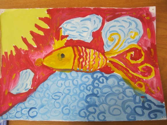 Золотая рыбка плывет по волне с рыбой в ней.