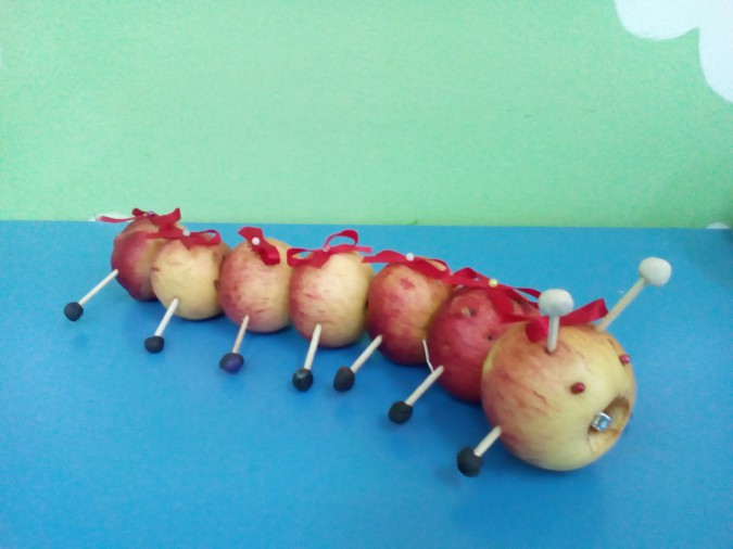 Как сделать поделку гусеницу из яблок для детского сада: пошаговое изготовление