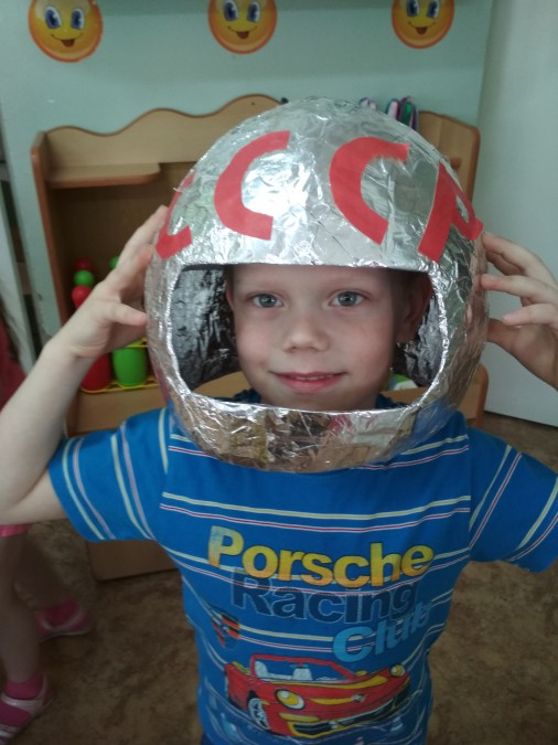 Поделка в технике папье-маше шлем космонавта