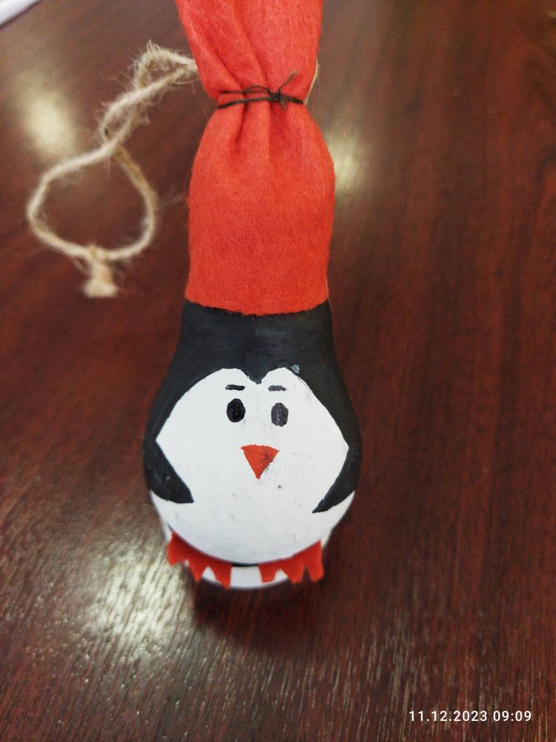 Социальный центр Ново-Переделкина представил мастер-класс «Пингвин на елку из лампочки»