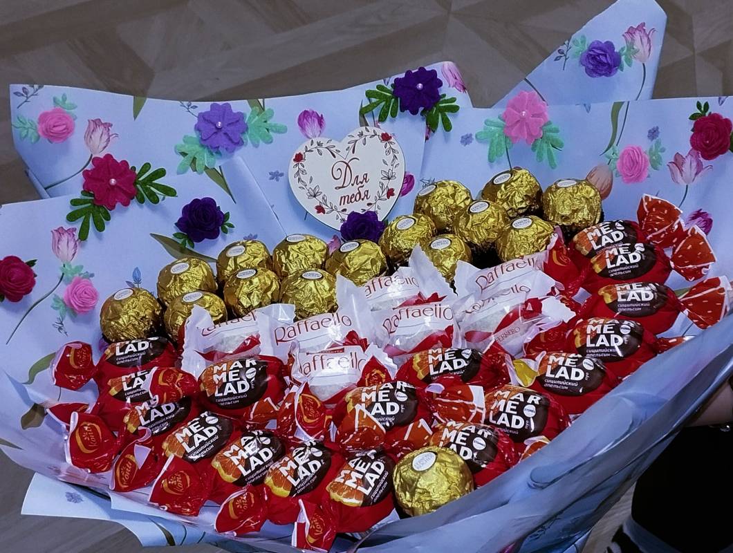Букеты из конфет 🍬 - купить в Киеве | Мир шаров