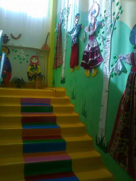 Публикация «Оформление стен и лестницы в детском саду» размещена в разделах
