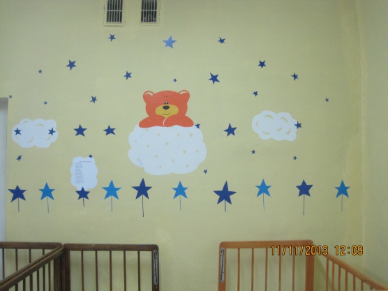 Наклейка на стены в спальню детского сада 