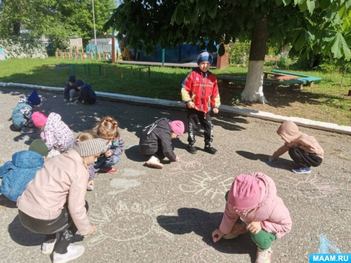 Классики на асфальте в детском саду красками фото