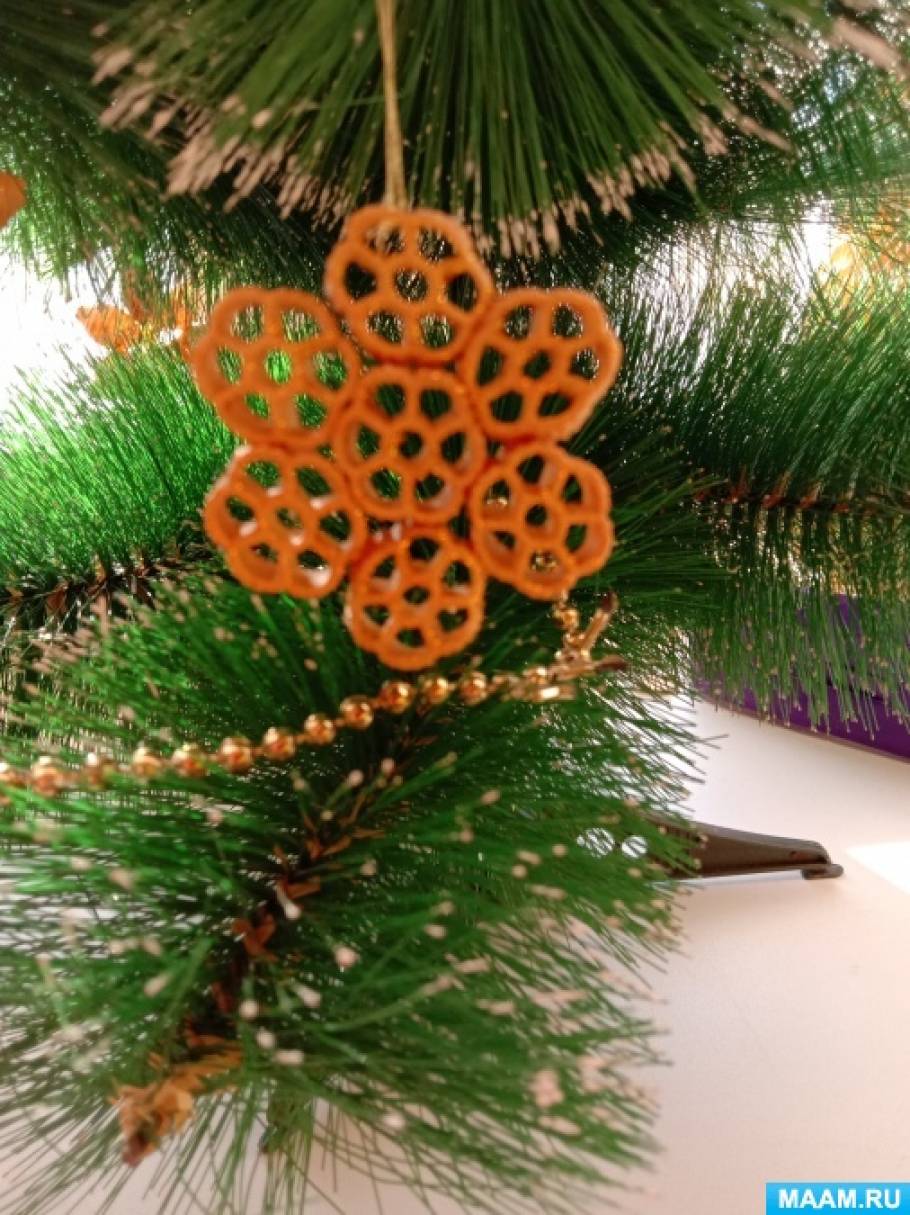 Игрушки на елку из макарон | Поделки, Новогодние украшения, Снежинки