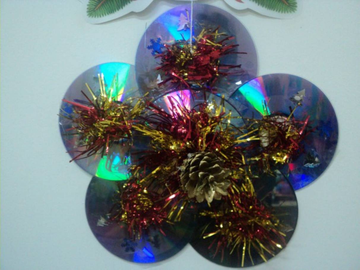 Новогодние поделки из обычных ватных дисков