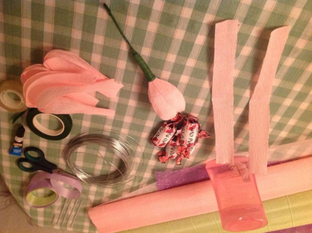 Букеты из конфет Лилия Мастер класс с пошаговыми фото. Букеты из конфет лилия мастер класс