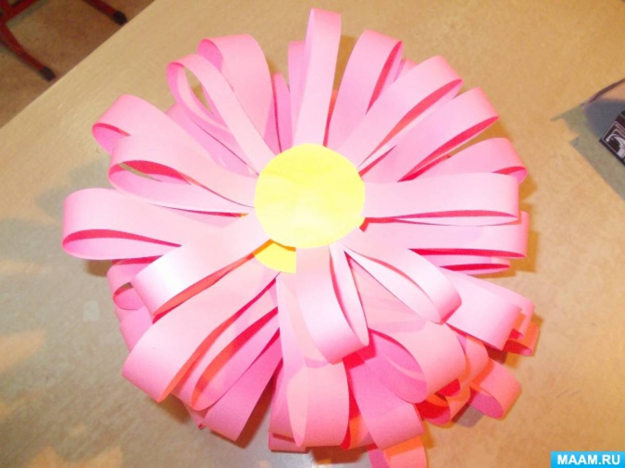 Ветка хризантемы из конфет и гофрированной бумаги. Цветы поделки из бумаги своими руками