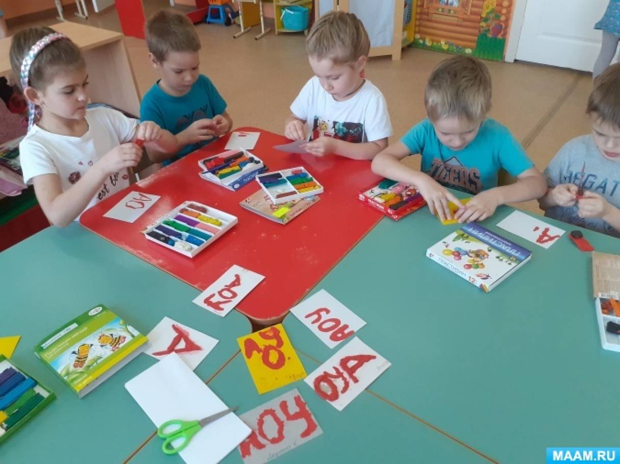 Стоковые фотографии по запросу Kid crafts