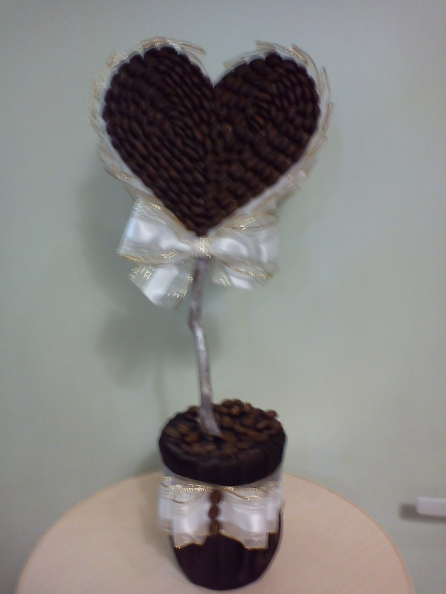 Кофейный топиарий в форме сердца.