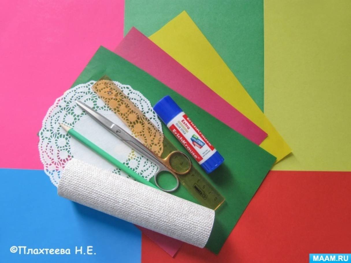 Набор материалов для цветов из бумаги.