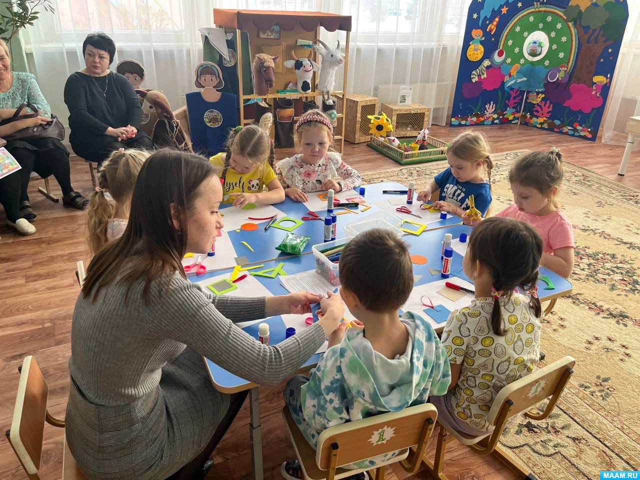 Школьники сделали фликеры для собственной безопасности на дороге