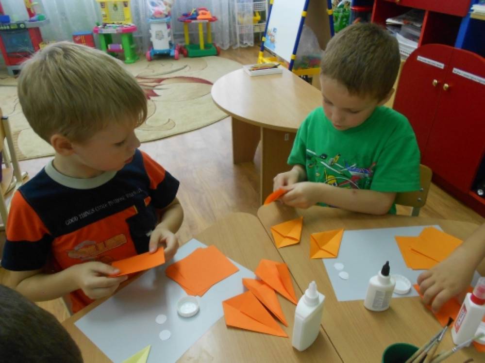 Конструирование образование. Дети конструируют из бумаги. Конструирование в старшей группе. Конструирование из бумаги в детском саду. Занятия оригами для детей.