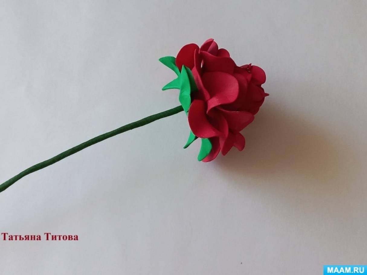 Роза из волнообразной бумажной спирали