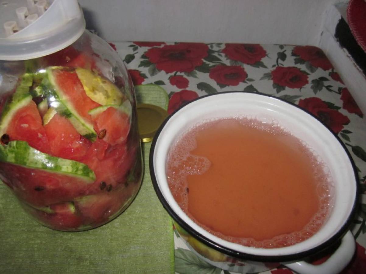 Оригинальная закуска на зиму – маринованные помидоры с арбузами