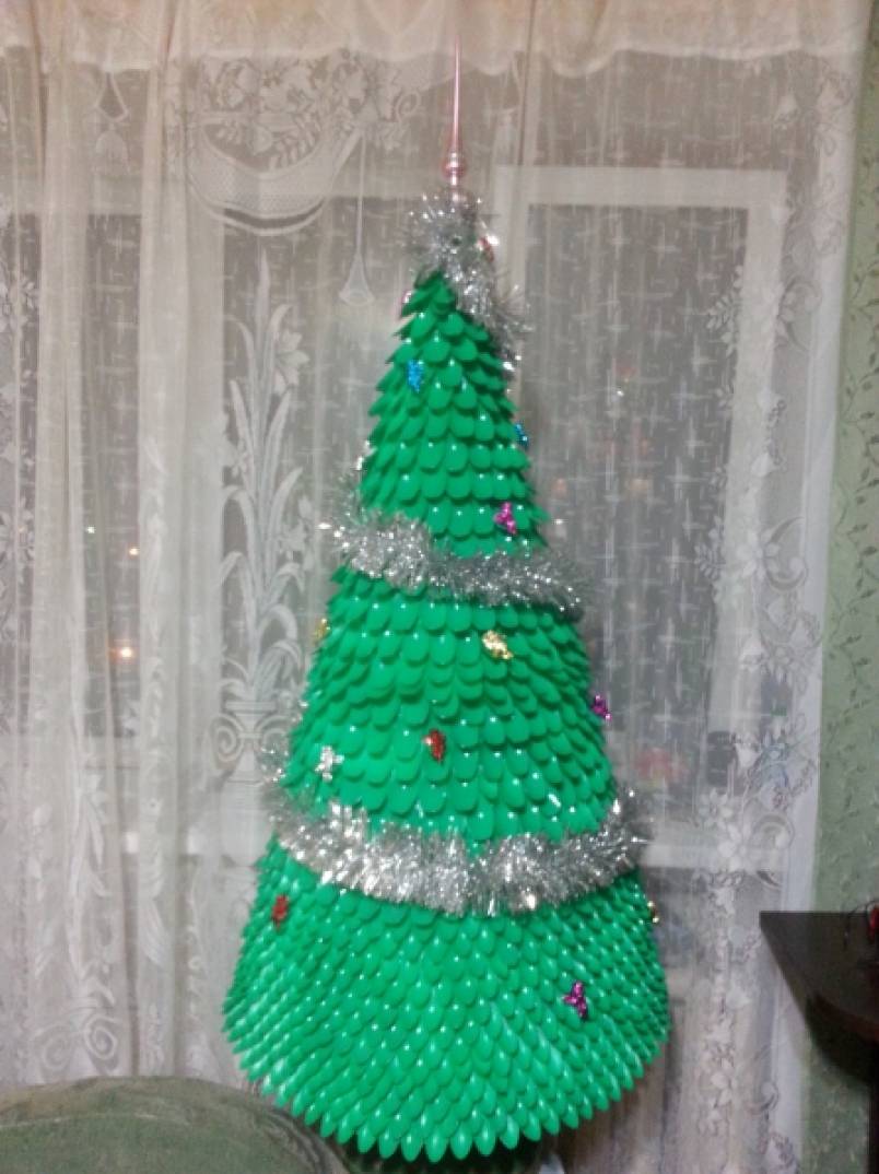 Новогодняя елка из пластиковых ложек