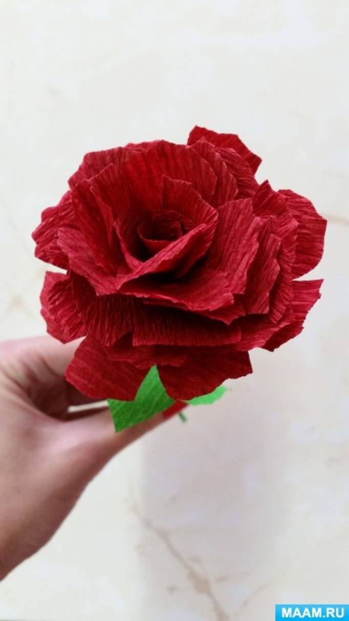 Как сделать розы из гофрированной бумаги с конфетами внутри