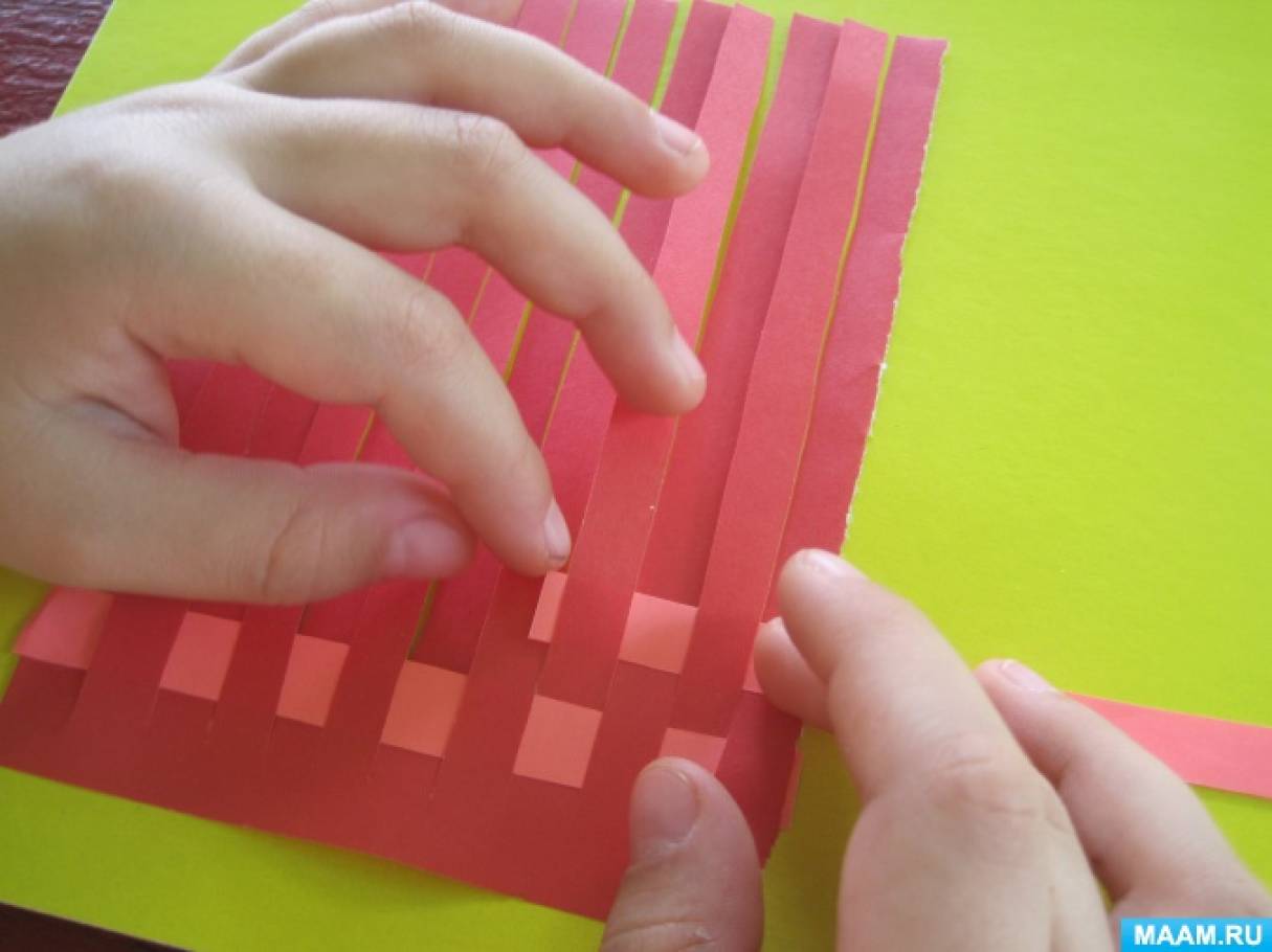 Как сделать плетеный коврик из цветной бумаги: