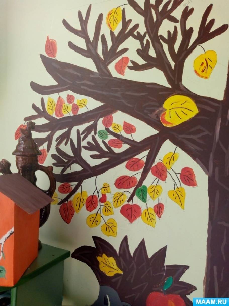 Сказочное дерево в детской комнате