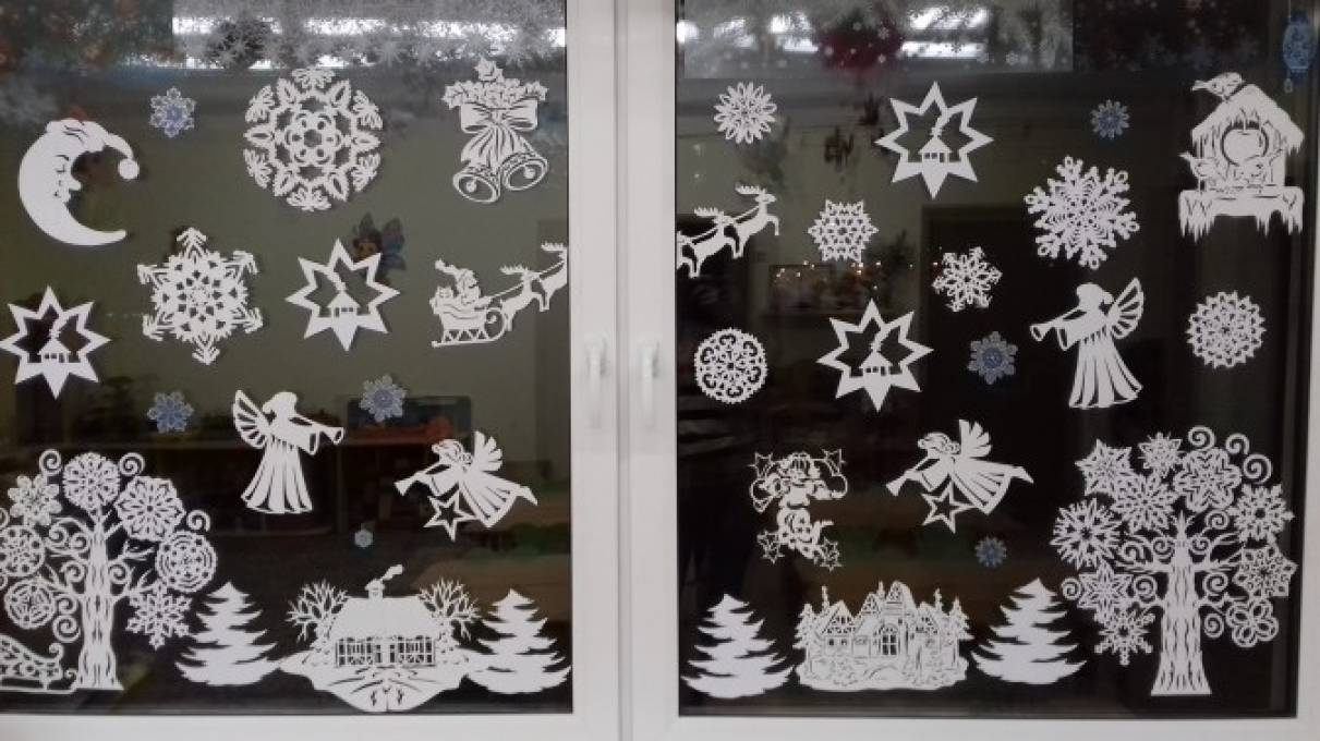 Новогодние трафареты из бумаги украшений на окна: шаблонов + способы использования