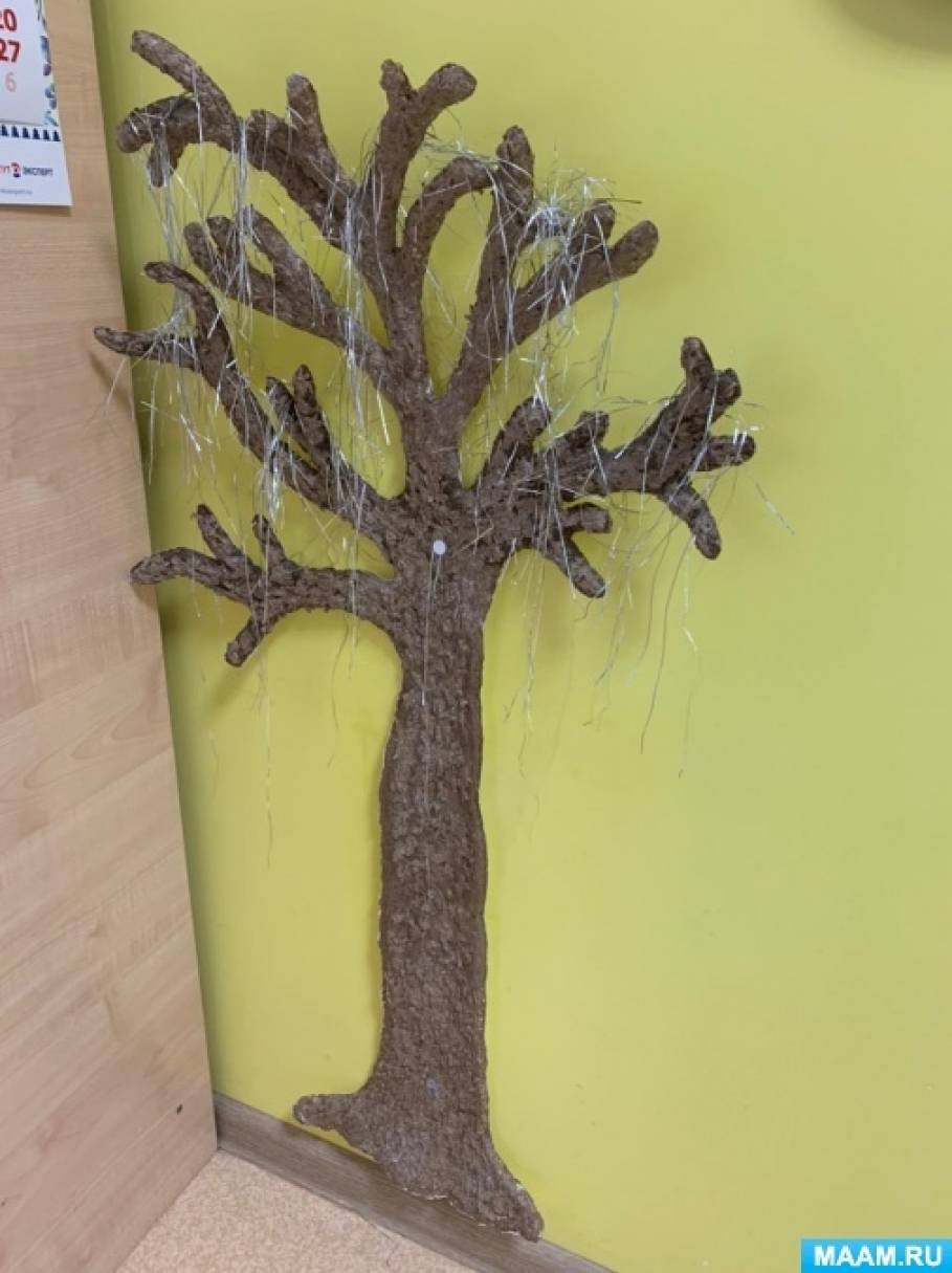 Декоративное дерево на стене