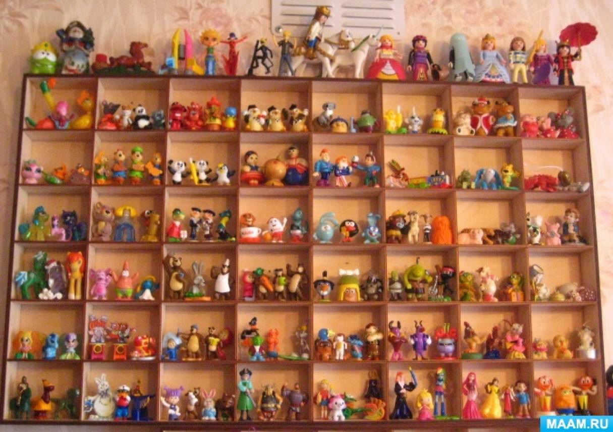 полка для коллекции игрушек