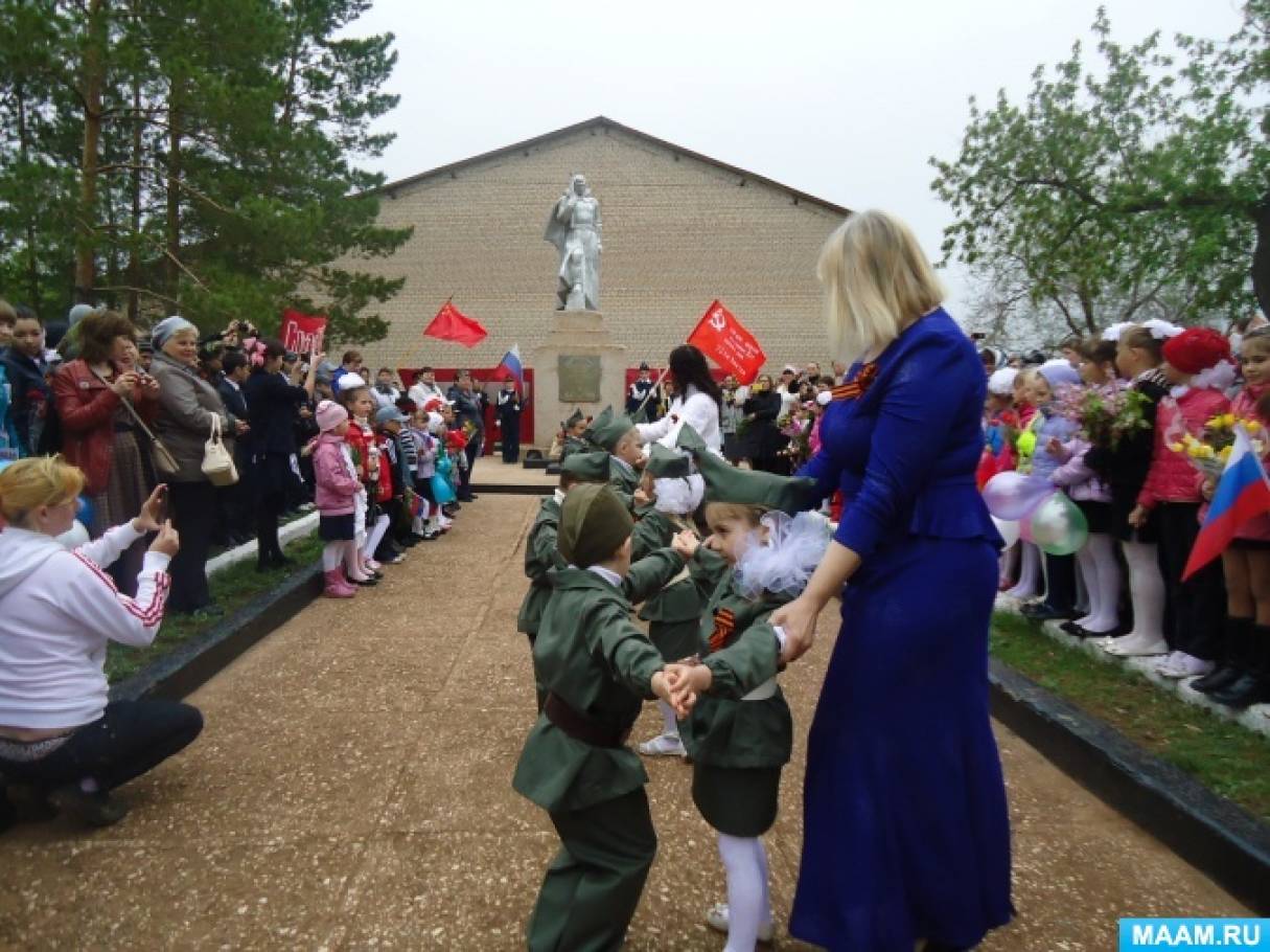 Фотоотчёт о выступлении детей средней группы на Параде Победы в селе (4  фото). Воспитателям детских садов, школьным учителям и педагогам - Маам.ру