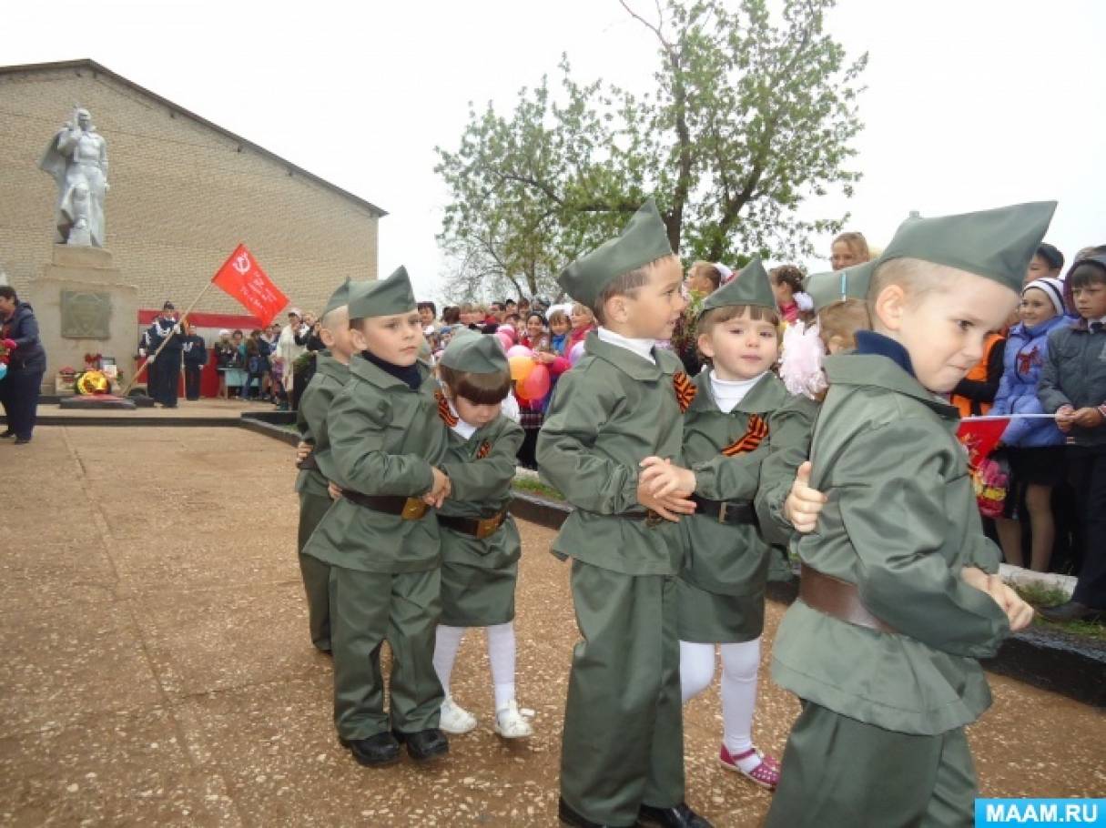 Фотоотчёт о выступлении детей средней группы на Параде Победы в селе (4  фото). Воспитателям детских садов, школьным учителям и педагогам - Маам.ру