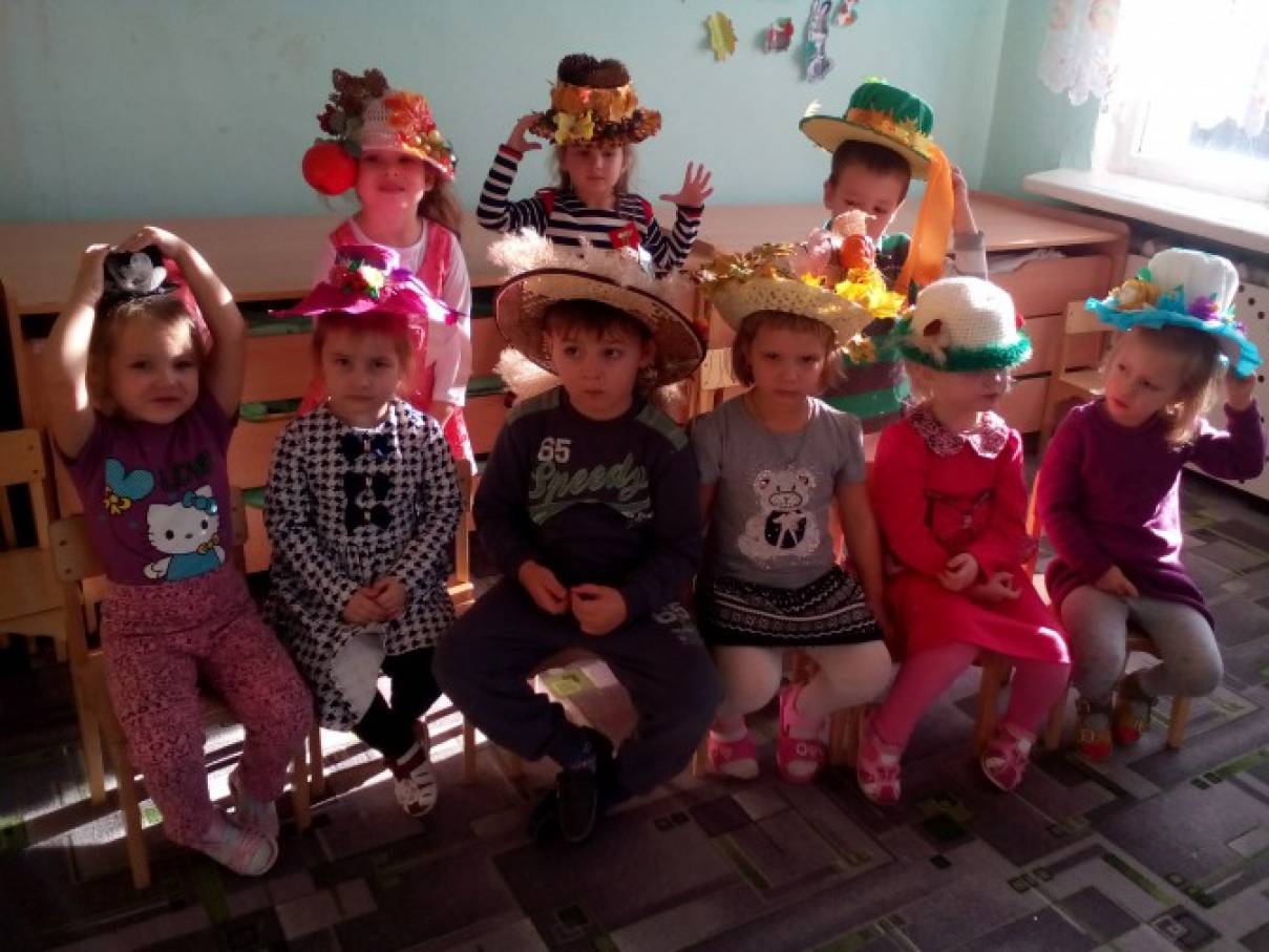 парад шляп в детском саду фото