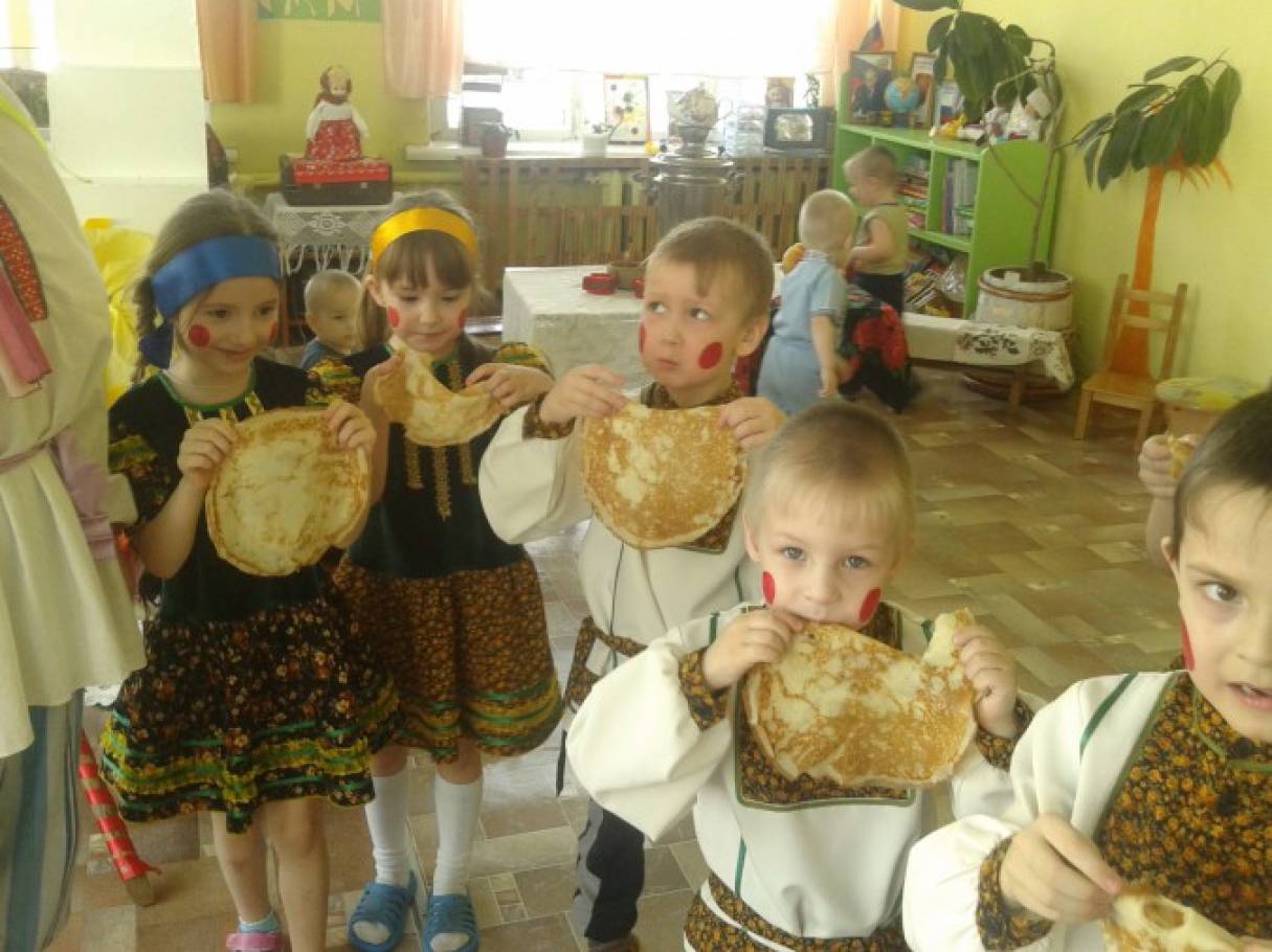 Масленица в детском саду. Дети на Масленице в садике. Масленица в детском саду в группе. Костюм на Масленицу для мальчика в садик.