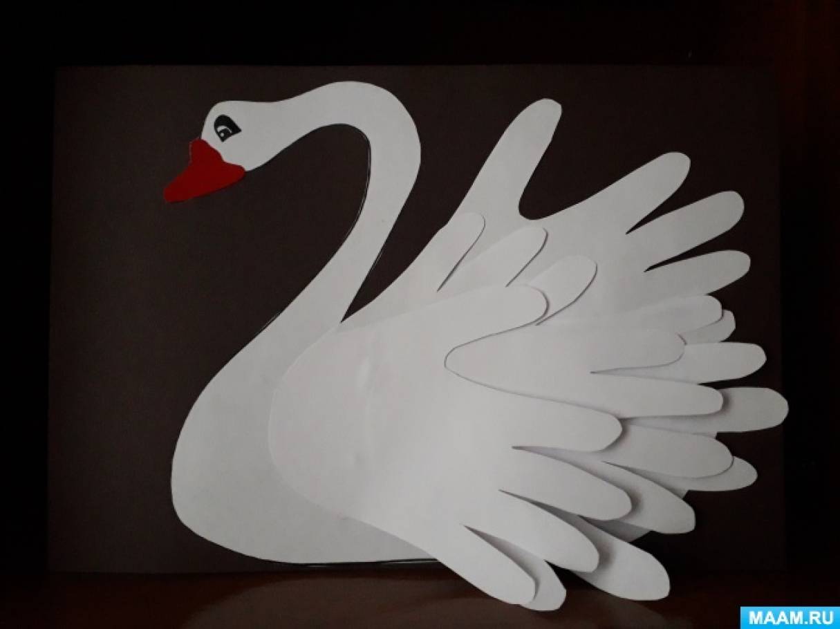 Аппликация Лебедь на прогулке из цветной бумаги