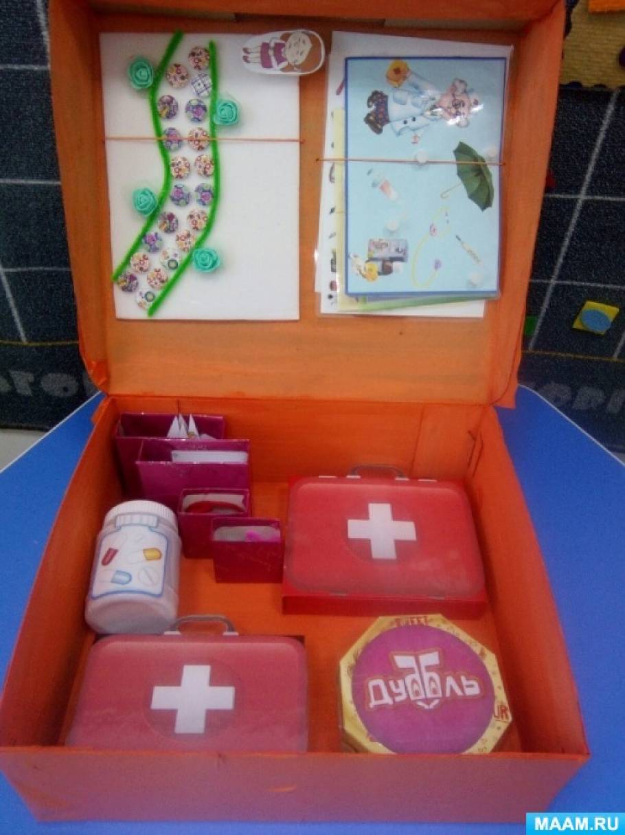 Детский игрушечный набор доктора Волшебная аптечка (28 предметов, пластиковый чемоданчик)
