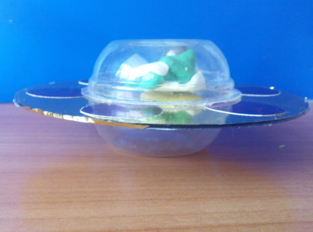 Летающая тарелка из пластикового яичка: поделка на День Космонавтики своими руками