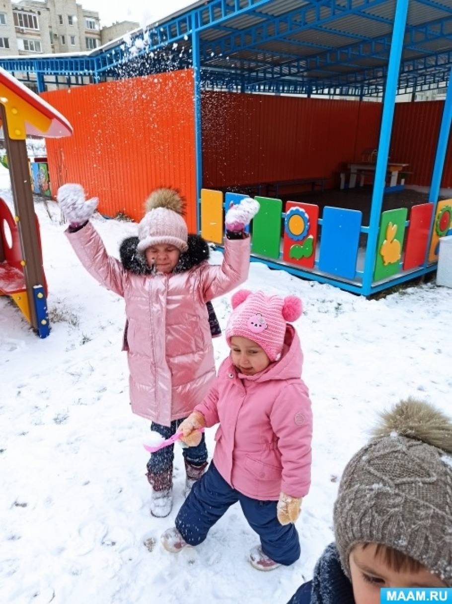 Конспект прогулки «Снег кружится, летает» в младшей группе (12 фото).  Воспитателям детских садов, школьным учителям и педагогам - Маам.ру