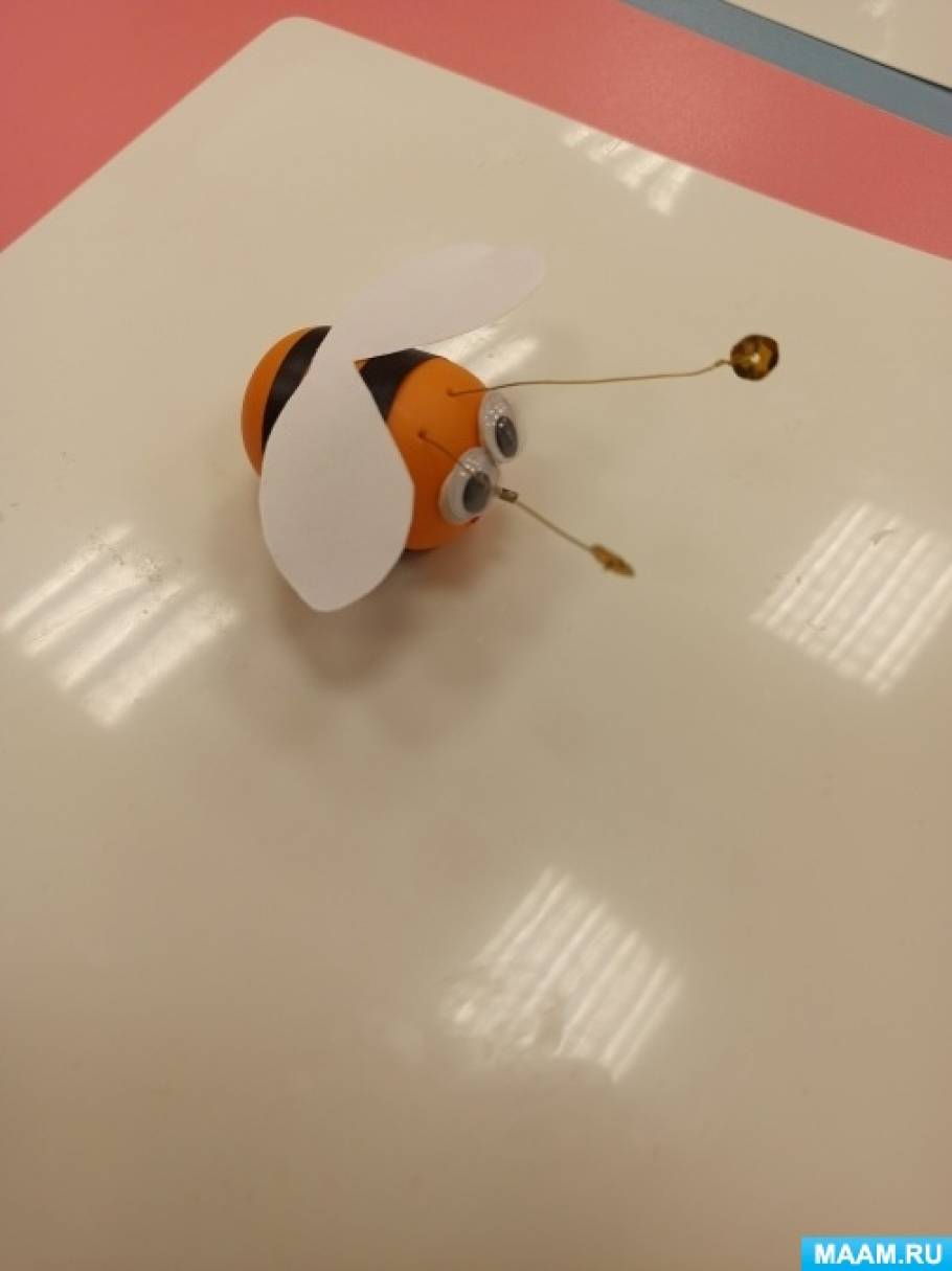 Пчелы в сотах - детская поделка из пластиковых футляров от киндер сюрприза