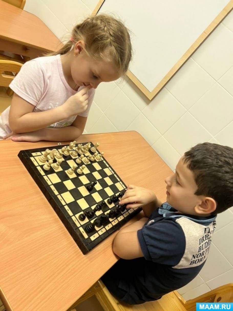 Мальчики играют в шахматы | Премиум Фото