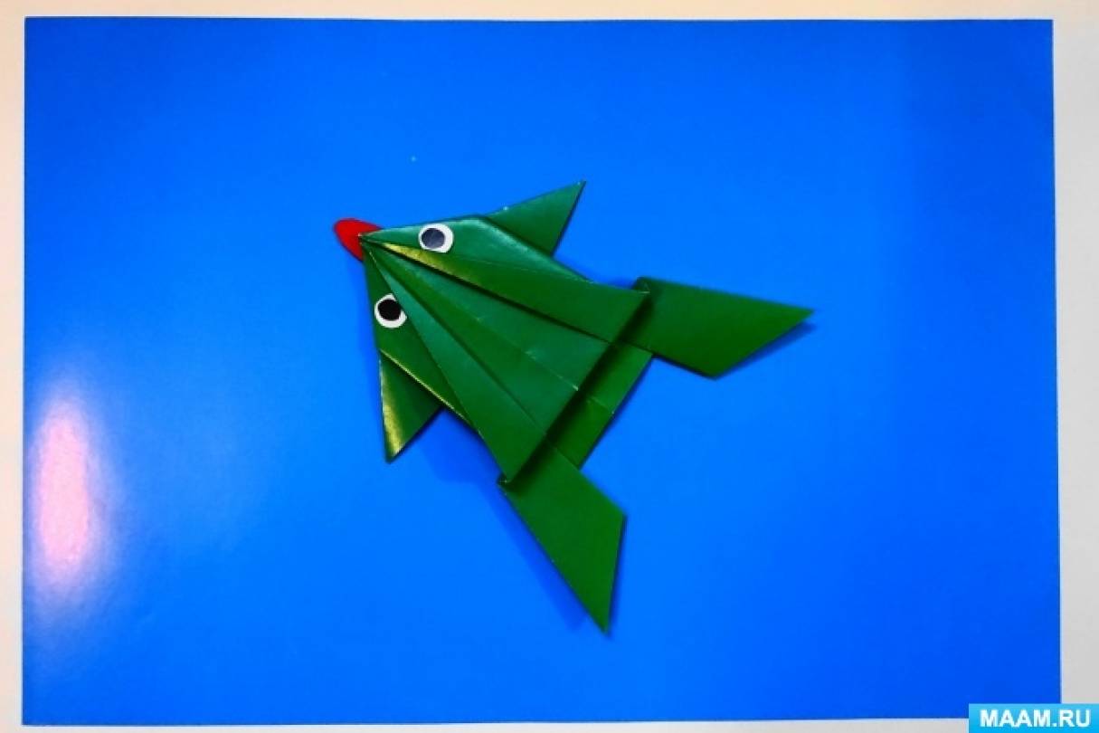 лягушка оригами. прыгающая лягушка из бумаги origami frog jumping frog made of paper