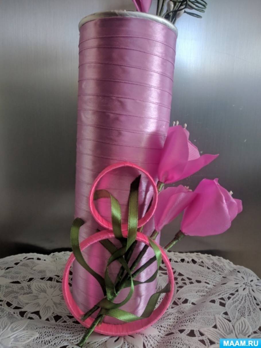 фиолетовая ваза с цветами из атласных лент