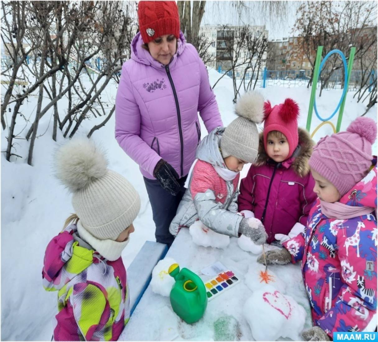 Детский сад зимой фото. Прогулка в детском саду зимой. Дети на прогулке зимой в детском саду. Игрушки в садик для зимних прогулок. Фотоотчет зимняя прогулка.