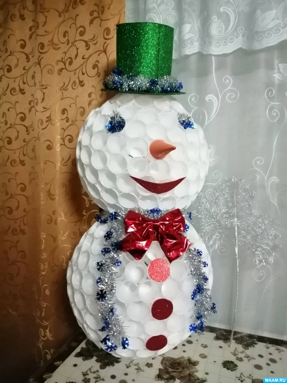 Снеговик из пластиковых стаканчиков