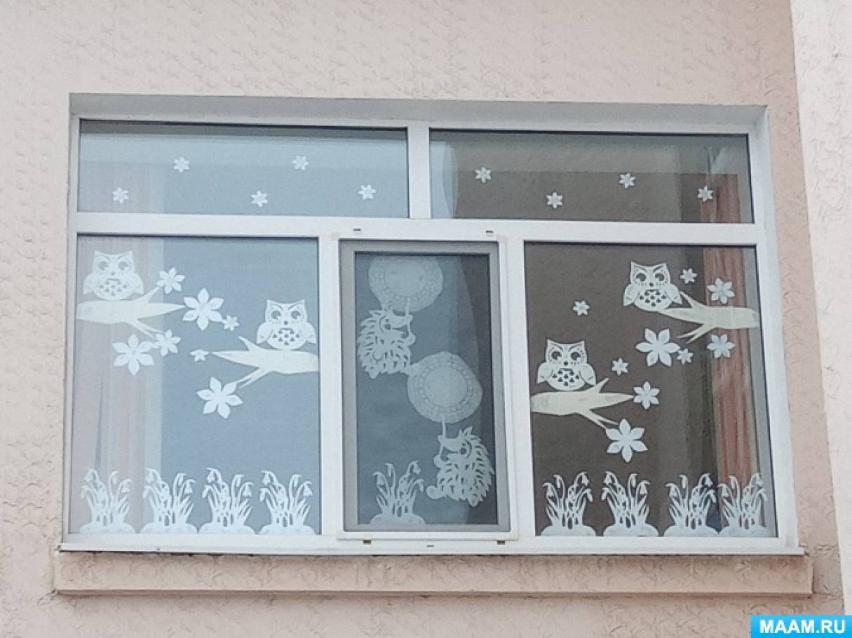 Как украсить окна на Новый год 2023 — фото идеи украшения с помощью наклеек, трафаретов и росписи